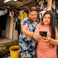 Foto: CGAP, Lorena Velasco via Communication for Development Ltd. Mujeres colombianas usando el celular.